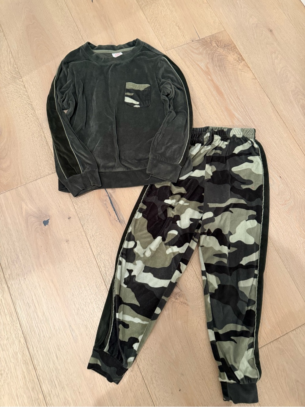 Kids Olive Green Camo Jogger Pants & Sweatshirt Set size 6-7